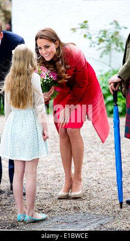 Forteviot, Ecosse, Royaume-Uni. 29 mai, 2014. La duchesse de Cambridge Catherine parle à une fille au cours de sa visite à Strathearn Community Campus à Crieff, l'Écosse, le jeudi 29 mai 2014. La Duchesse se rencontreront les groupes locaux y compris les jeunes aidants, Scouts, Cadets et ici. Leurs Altesses Royales le duc et la duchesse de Cambridge, connu sous le nom de Comte et comtesse de Strathearn en Ecosse, va à des engagements à Perth et Kinross. Albert Photo Nieboer ** ** aucun crédit de service FIL : dpa photo alliance/Alamy Live News Banque D'Images