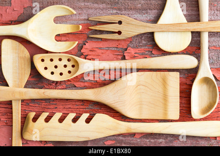 Arrangement de la vie encore une collection d'ustensiles de cuisine en bois de manière aléatoire sur une table en bois avec grunge re Banque D'Images