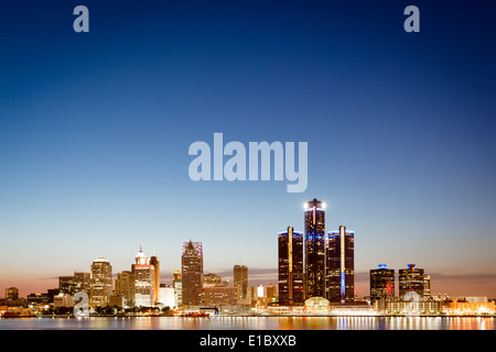 Detroit, Michigan skyline au crépuscule avec les feux lumineux de bord de l'eau bâtiments dans le CBD reflète dans l'eau Banque D'Images