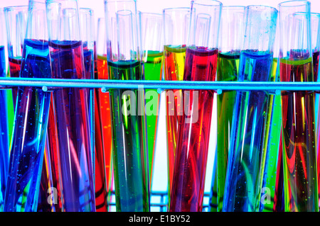 Libre d'un tas de tubes à essai avec des liquides de différentes couleurs Banque D'Images