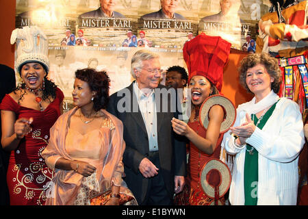 Fichier - Un fichier photo datée du 12 février 2008 montre Karlheinz Boehm (C), ex-star de cinéma et fondateur de l'action de secours 'Menschen für Menschen" (les gens pour les gens) célébrant la première du film 'Mister Karl' au Gloria Filmpalast à Munich, Allemagne. Boehm est décédé le 29 mai 2014 à l'âge de 86 ans à Groedig près de Salzbourg. Photo : URSULA DUEREN/dpa Banque D'Images