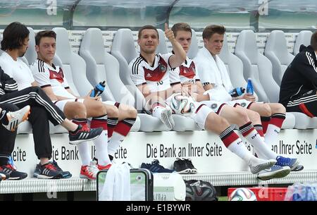 L'Italie, de Passeier. 29 mai, 2014. Sami Khedira Document - (L-R), Mesut Oezil, Lukas Podolski, Matthias Ginter et Erik Durm allemand de l'équipe nationale de soccer s'asseoir sur le banc pendant un match d'entraînement à St Leonhard en Italie, de Passeier, 29 mai 2014. L'Allemagne national soccer squad se prépare pour la prochaine Coupe du Monde de la FIFA 2014 au Brésil à un camp d'entraînement dans le Tyrol du Sud jusqu'au 30 mai 2014. Photo : Markus Gilliar/DFB/dpa ATTENTION : Utiliser uniquement rédactionnel - crédit obligatoire "Photo : Markus Gilliar/DFB/dpa'/dpa/Alamy Live News Banque D'Images