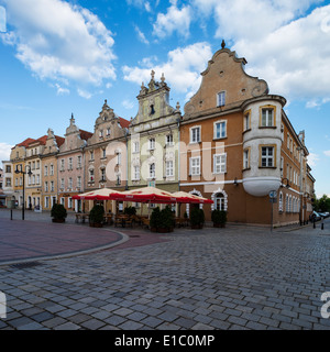 Bâtiments historiques le long de la place du marché Rynek, Opole, Silésie, Pologne Banque D'Images