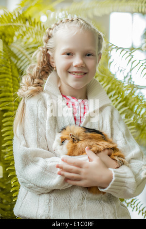 Portrait of smiling little girl posing with pet Banque D'Images