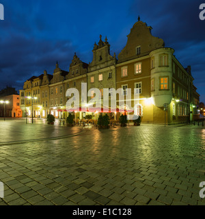 Bâtiments historiques le long de la place du marché Rynek, Opole, Silésie, Pologne Banque D'Images