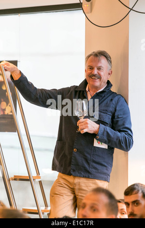 Acteur Sam Neill dirige une soirée dégustation de vin à Hanging fossé marchands de vin , Manchester. Banque D'Images