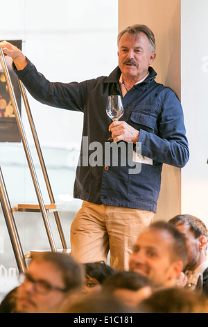 Acteur Sam Neill dirige une soirée dégustation de vin à Hanging fossé marchands de vin , Manchester. Banque D'Images