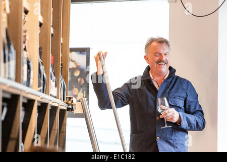 Acteur Sam Neill dirige une soirée dégustation de vin à Hanging fossé marchands de vin , Manchester. Banque D'Images