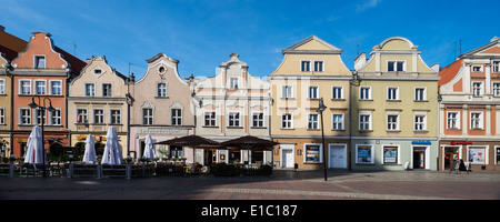 Bâtiments historiques le long de la place du marché Rynek, Opole, Silésie, Pologne Banque D'Images