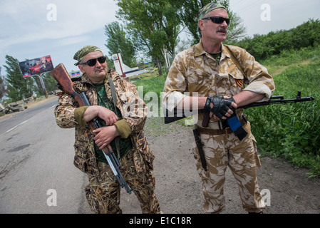 Pro-Russian point de contrôle de la milice sur la route près de Donetsk en Ukraine au cours de 2014 conflit Banque D'Images