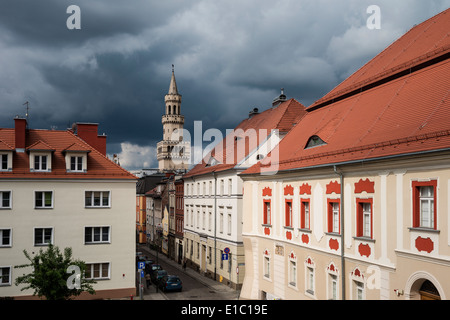 Tour de ville s'élève au-dessus de la vieille ville, Opole, Silésie, Pologne Banque D'Images