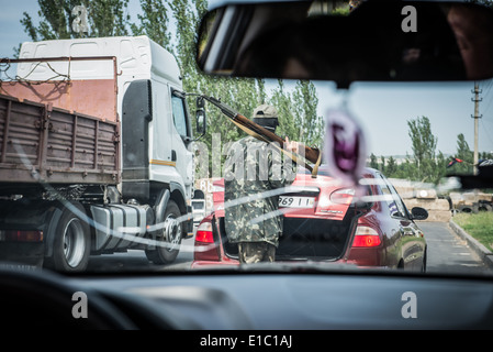 Pro-Russian point de contrôle de la milice sur la route près de Donetsk en Ukraine au cours de 2014 conflit Banque D'Images