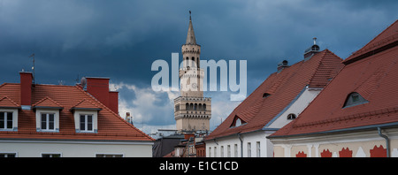 Tour de ville s'élève au-dessus de la vieille ville, Opole, Silésie, Pologne Banque D'Images