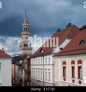 Tour de ville s'élève au-dessus de la vieille ville, Opole, Silésie, Pologne Banque D'Images