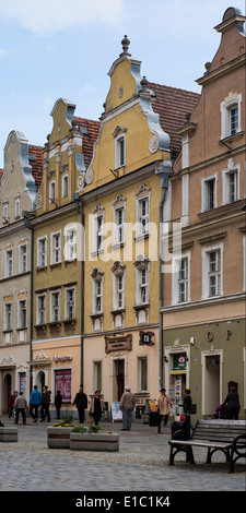 Bâtiments historiques le long de la place du marché Rynek, Opole, Silésie, Pologne Banque D'Images