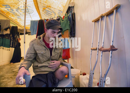 Al Mafraq, Jordanie. Feb 8, 2014. Une chasse de l'Armée syrienne libre qui a perdu une jambe dans l'action dans le sud de la Syrie. Le Camp de Zaatari, en Jordanie. © Gabriel Romero/ZUMA/ZUMAPRESS.com/Alamy fil Live News Banque D'Images