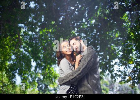 Image de jeune homme embrassant tendrement affectueux sa date à l'extérieur Banque D'Images