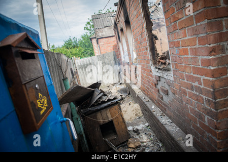 Maison détruite au cours de l'Ukrainien de mortier à Semionovka près de Sloviansk le 23 mai, 2014 L'Ukraine Banque D'Images