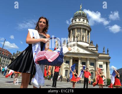 Berlin, Allemagne. 30 mai, 2014. La Mademoiselle du 52ème Festival de folklore franco-allemand pose à l'extérieur de la cathédrale française de Berlin, Allemagne, 30 mai 2014. Le 52ème Festival de folklore franco-allemande a lieu du 20 juin au 20 juillet 2014 à Berlin. Photo : BRITTA PEDERSEN/dpa/Alamy Live News Banque D'Images