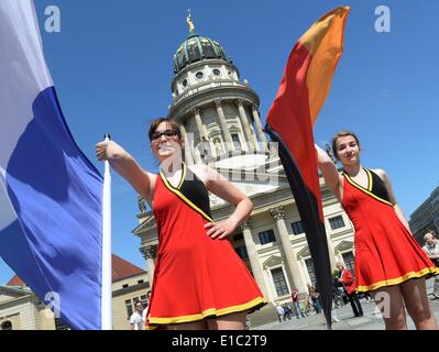 Berlin, Allemagne. 30 mai, 2014. Drapeaux portent les drapeaux français et allemand à l'extérieur de la cathédrale française de Berlin, Allemagne, 30 mai 2014. Le 52ème Festival de folklore franco-allemande a lieu du 20 juin au 20 juillet 2014 à Berlin. Photo : BRITTA PEDERSEN/dpa/Alamy Live News Banque D'Images