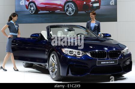 Leipzig, Allemagne. 30 mai, 2014. La première européenne de la nouvelle BMW M4 Cabrio à l'International Auto Mobil 2014 (AMI) à Leipzig, Allemagne, 30 mai 2014. L'AMI car show se déroule du 31 mai au 08 juin 2014. Photo : HENDRIK SCHMIDT/dpa/Alamy Live News Banque D'Images