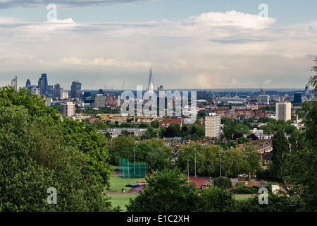 Vue de la ville de Londres à partir de la colline du Parlement sur Hampstead Heath, y compris l'Écharde de la Cathédrale St Paul et d'autres sites Banque D'Images