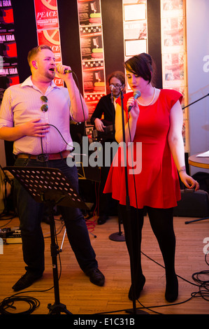 Les personnes prenant part à 'Bandaoke» - live band karaoké à Aberystwyth Arts Centre, le Pays de Galles UK Banque D'Images