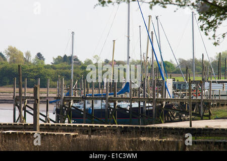 Bateaux et vieilles cabanes sur Skippool Creek sur la rivière Wyre estuary Banque D'Images