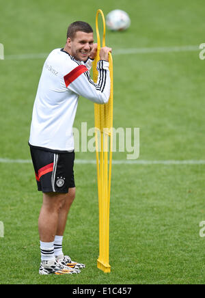 L'Italie, de Passeier. 30 mai, 2014. Lukas Podolski de l'équipe nationale de football allemande sourit lors d'une session de formation sur un terrain d'entraînement à St Leonhard en Italie, de Passeier, 30 mai 2014. L'Allemagne national soccer squad se prépare pour la prochaine Coupe du Monde de la FIFA 2014 au Brésil à un camp d'entraînement dans le Tyrol du Sud jusqu'au 30 mai 2014. Photo : Andreas Gebert/dpa/Alamy Live News Banque D'Images