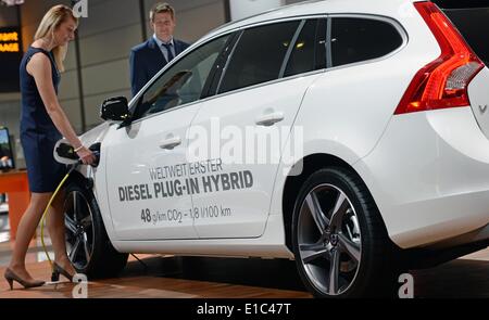 Leipzig, Allemagne. 30 mai, 2014. La nouvelle Volvo V60 Plug-in-hybride à l'International Auto Mobil 2014 (AMI) à Leipzig, Allemagne, 30 mai 2014. L'AMI car show se déroule du 31 mai au 08 juin 2014. Photo : Hendrik Schmidt/dpa/Alamy Live News Banque D'Images