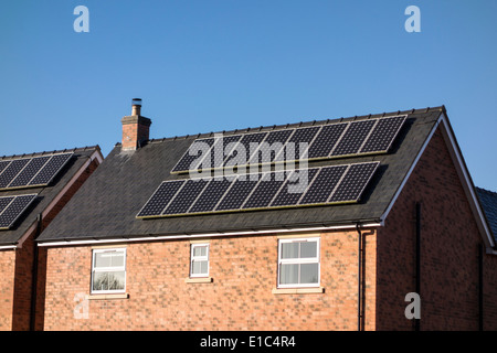 Des panneaux solaires installés sur le toit d'une maison, UK Banque D'Images