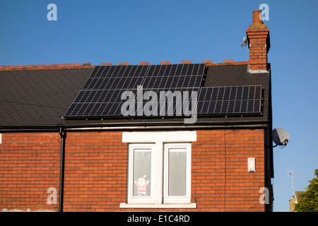 Des panneaux solaires installés sur le toit d'une maison, UK Banque D'Images