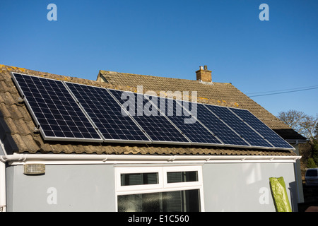 Des panneaux solaires installés sur le toit d'une maison, UK Banque D'Images