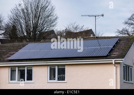 Des panneaux solaires installés sur le toit d'une maison, UK Banque D'Images