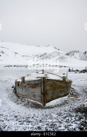 Une coque de bateau en bois échoué sur l'Île Déception, une ancienne station baleinière. Banque D'Images