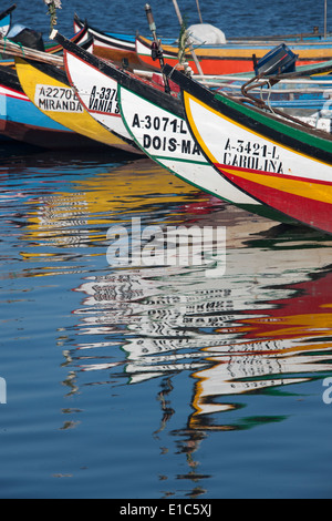 Moliceiros traditionnels bateaux de pêche avec des proues, peint dans des couleurs vives, amarré au large de Torreira. Banque D'Images