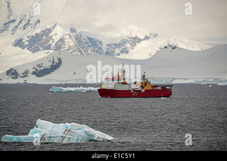 Un navire de recherche de l'enquête scientifique sur l'eau au large des côtes de l'Antarctique. Banque D'Images