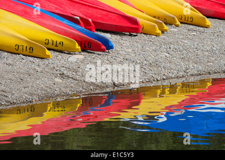 Location de kayaks, disposés sur les rives du lac Jackson à Colter Bay dans le Parc National de Grand Teton. Banque D'Images