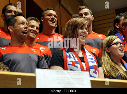 FC Viktoria Plzeň joueurs ensemble avec les fans et Pilsen Philharmonic enregistrer un nouvel hymne du club le 30 mai 2014, Plzen République Tchèque. Photo de gauche est le capitaine Pavel Horvath. (Photo/CTK Petr Eret) Banque D'Images