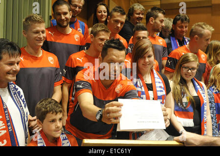 FC Viktoria Plzeň joueurs ensemble avec les fans et Pilsen Philharmonic enregistrer un nouvel hymne du club le 30 mai 2014, Plzen République Tchèque. Centre de la photo est le capitaine Pavel Horvath. (Photo/CTK Petr Eret) Banque D'Images