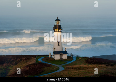 Historique La tour phare Yaquina Head sur un promontoire donnant sur la côte du Pacifique. Banque D'Images