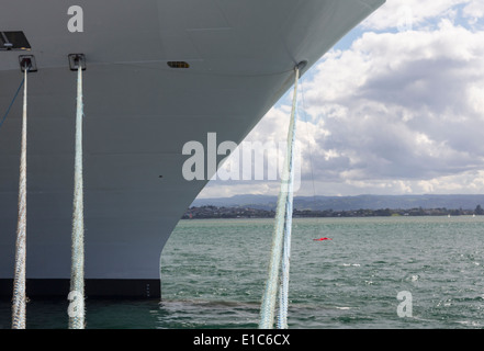 Proue d'un navire de croisière grand bateau amarré dans un port Banque D'Images