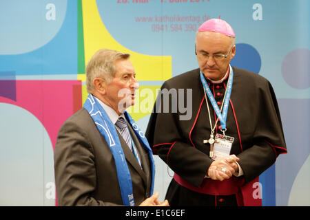 Regensburg, Allemagne. 30 mai 2014. Alois GlŸck (à gauche), le président du Comité central des catholiques allemands, et Rudolf Voderholzer (à droite), l'évêque de Ratisbonne, parler en attendant que la Chancelière allemande Angela Merkel à arriver. La chancelière allemande Angela Merkel a visité la 99e Deutscher Katholikentag (Église catholique allemand Congrès) le jour 2. Elle a pris part à une discussion sur la place de l'Europe dans le monde et visité des stands à l'Katholikentagsmeile (jour catholique Mile). (Photo de Michael Debets / Pacific Press/Alamy Live News) Banque D'Images