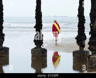 Marseille par la mer, North Yorkshire, England, UK. 30 mai 2014. Une journée tranquille à l'office pour ce maître-nageur en vertu de l'Saltbur pier le dernier jour de la moitié à titre de ciel gris garder la foule. Credit : ALANDAWSONPHOTOGRAPHY/Alamy Live News Banque D'Images