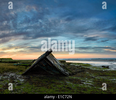 Hoo le lever du soleil à l'île de Grain avec un bateau abandonné dans la boue Banque D'Images