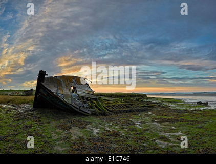 Hoo le lever du soleil à l'île de Grain avec un bateau abandonné dans la boue Banque D'Images