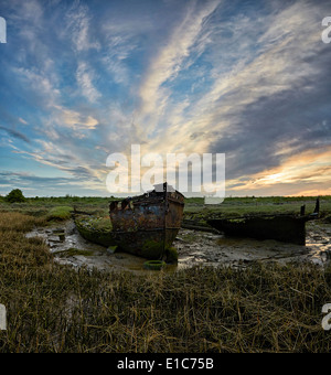 Hoo le lever du soleil à l'île de Grain avec deux bateaux à l'abandon dans la boue Banque D'Images