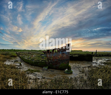 Hoo le lever du soleil à l'île de Grain avec deux bateaux à l'abandon dans la boue Banque D'Images