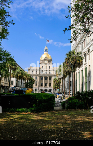 L'édifice de l'hôtel de ville dôme doré à Savannah en Géorgie Banque D'Images