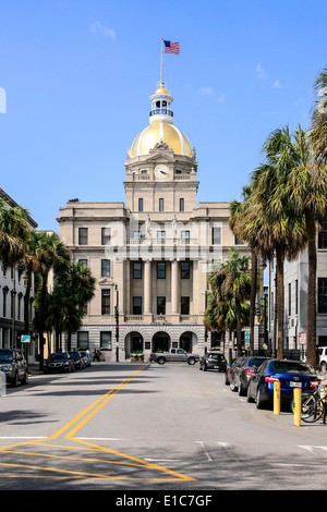 L'édifice de l'hôtel de ville dôme doré à Savannah en Géorgie Banque D'Images